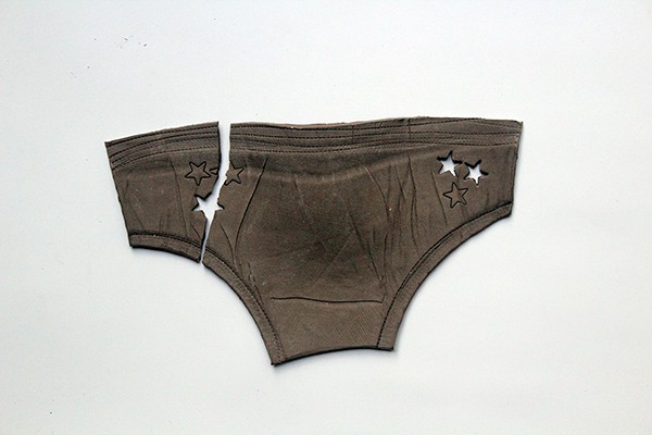 הסוד הקטן שלנו #1, תערוכת זה תלוי