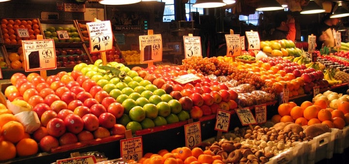 מדף פירות וירקות בסופרמרקט