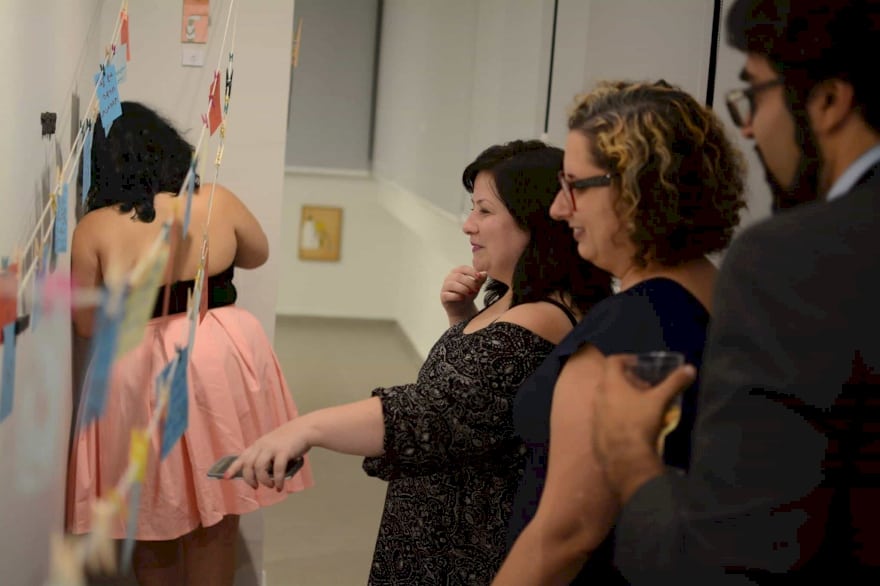 מבקרים בתערוכת "זה תלוי"