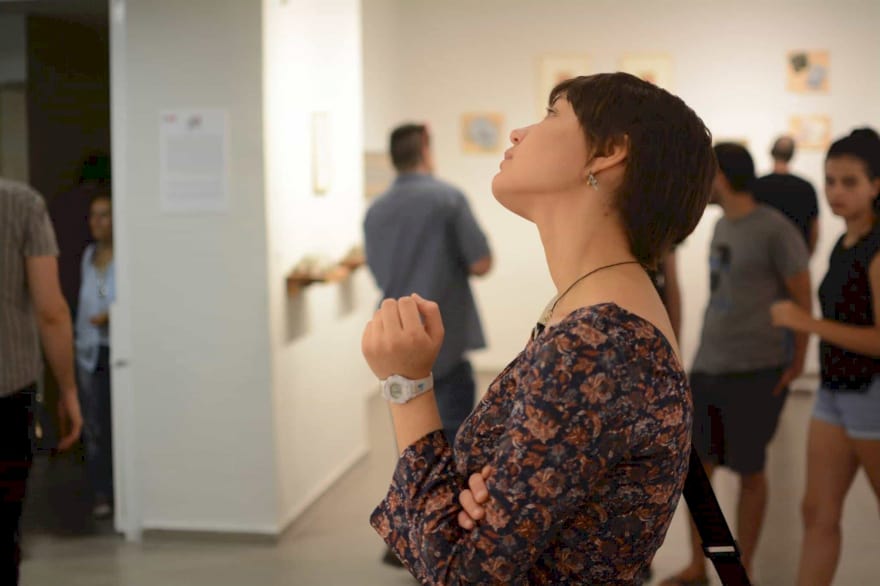 זה תלוי - מבקרת בתערוכה (צילום: Danny H.A)