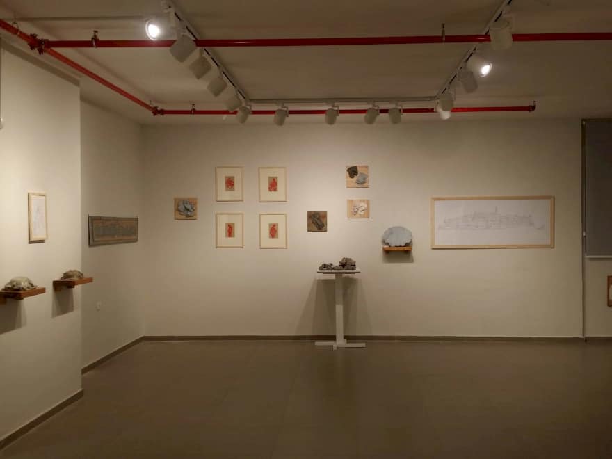 חלל הגלריה בתערוכת זה תלוי