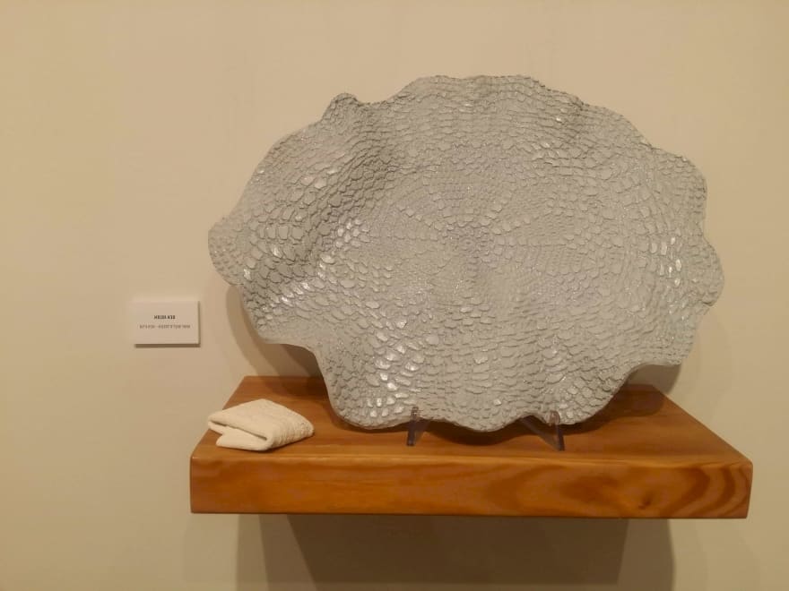 פרט מהתערוכה זה תלוי