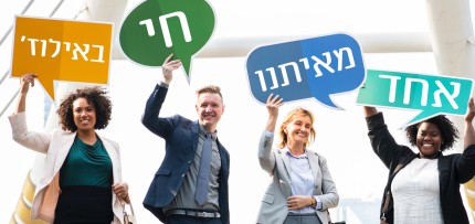 קבוצת אנשים מחזיקה שלטים ועליהם הכיתוב אחד מאיתנו חי באילוז (CC0)