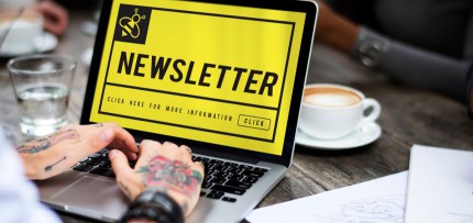 איש מקליד על מחשב נייד עם הכיתוב NEWSLETTER