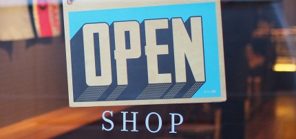 שלט כניסה לחנות