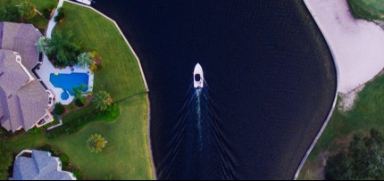 סירה חוצה תעלה בצילום ממעוף הציפור