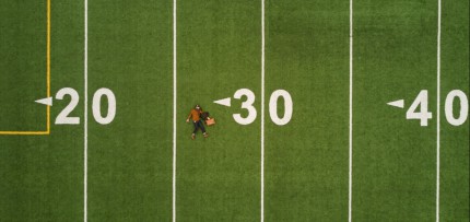 איש שוכב לפני קו ה-30 במגרש פוטבול (אילוסטרציה)