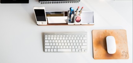 שולחן עבודה ועליו חפצים משרדיים שונים (CC0)