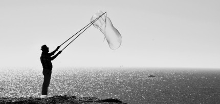 איש מפריח בועות סבון ענקיות על חוף הים (CC0)