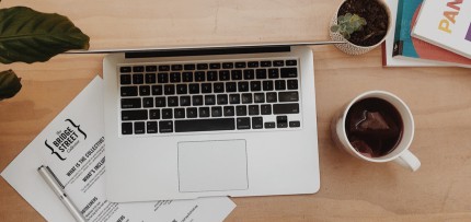 שולחן עבודה עם מחשב וכוס קפה (צילום: unsplash / CC0)