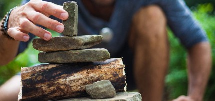 איש בונה מגדל אבנים (אילוסטרציה)