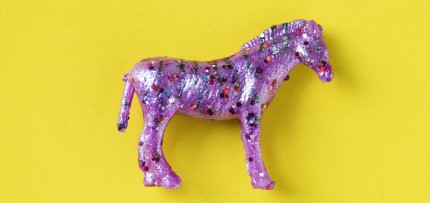 סוס פלסטיק צבעוני (אילוסטרציה)