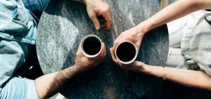 אנשים שותים קפה (CC0)