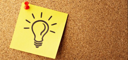 פוסט-איט עם ציור של נורת חשמל על לוח שעם